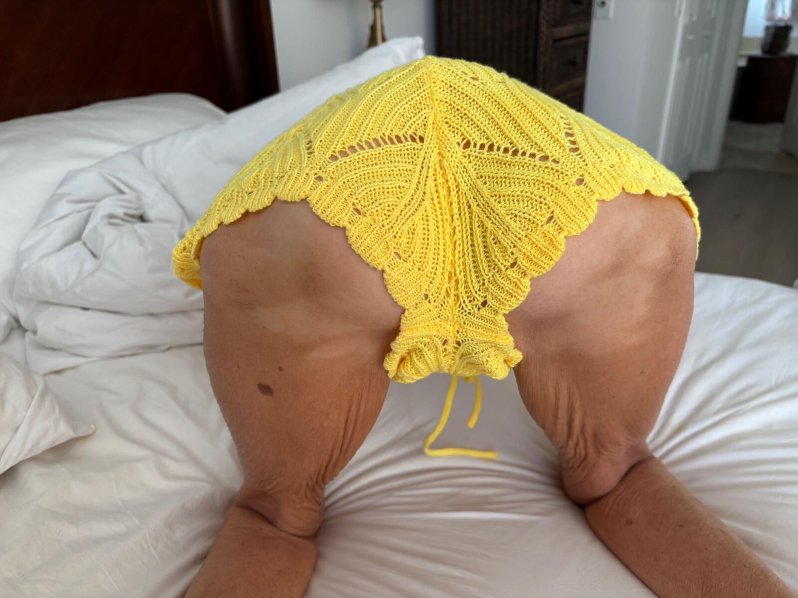黄色のショートパンツの小さなギルフシスの猫