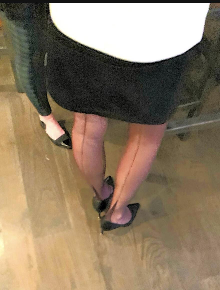 彼女のランジェリーとストッキングをモデル化するセクシーなギルフ