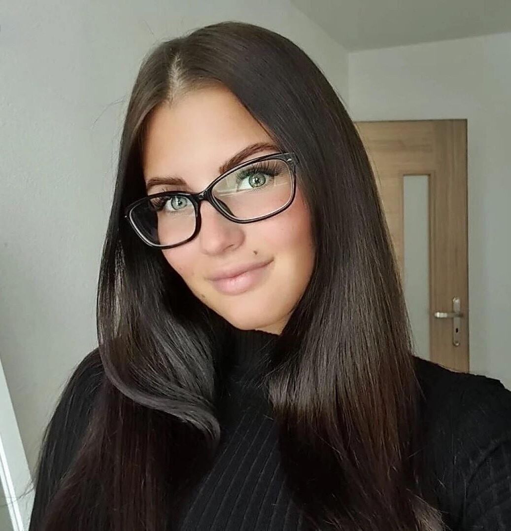 Janka Sexy Curvy Beauty Brunette Girl com Glasse Hot Shots