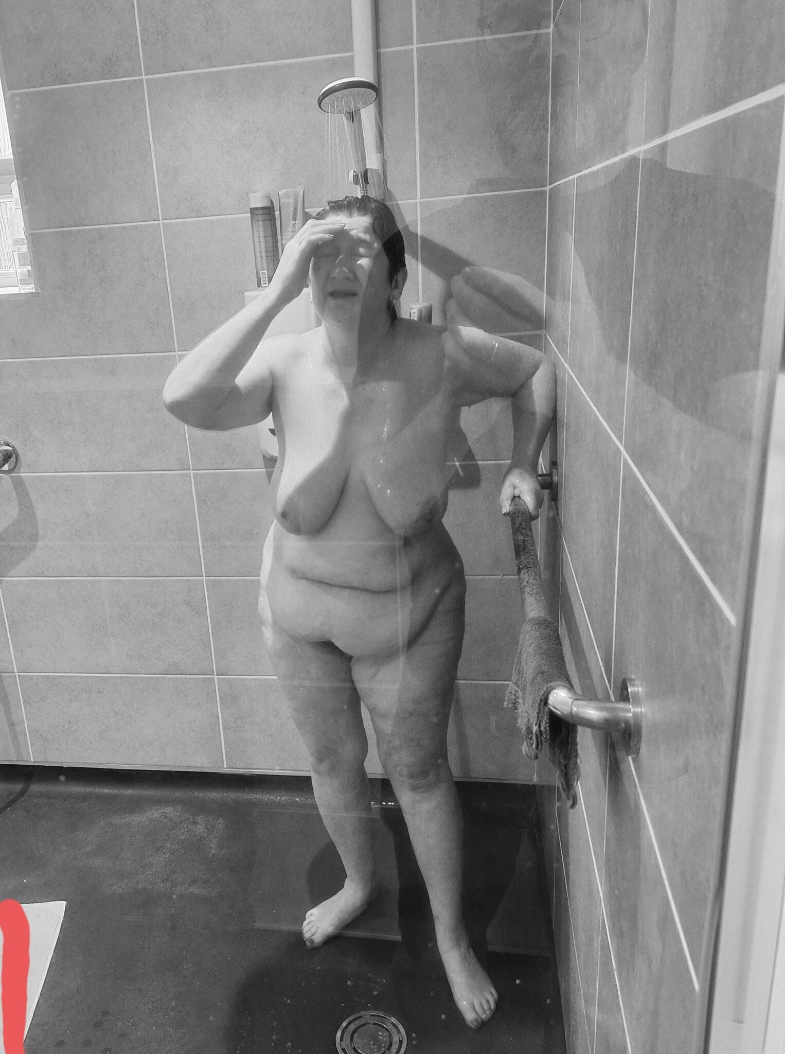 Hijo, no deberías entrar al baño cuando mami está desnuda