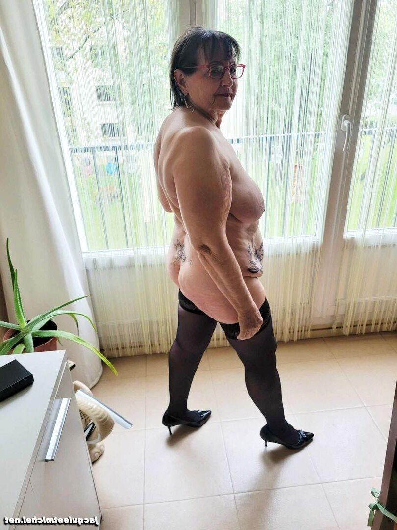 Geniet Van Deze Oma Laat Je Sperma Maar Lekker Spuiten