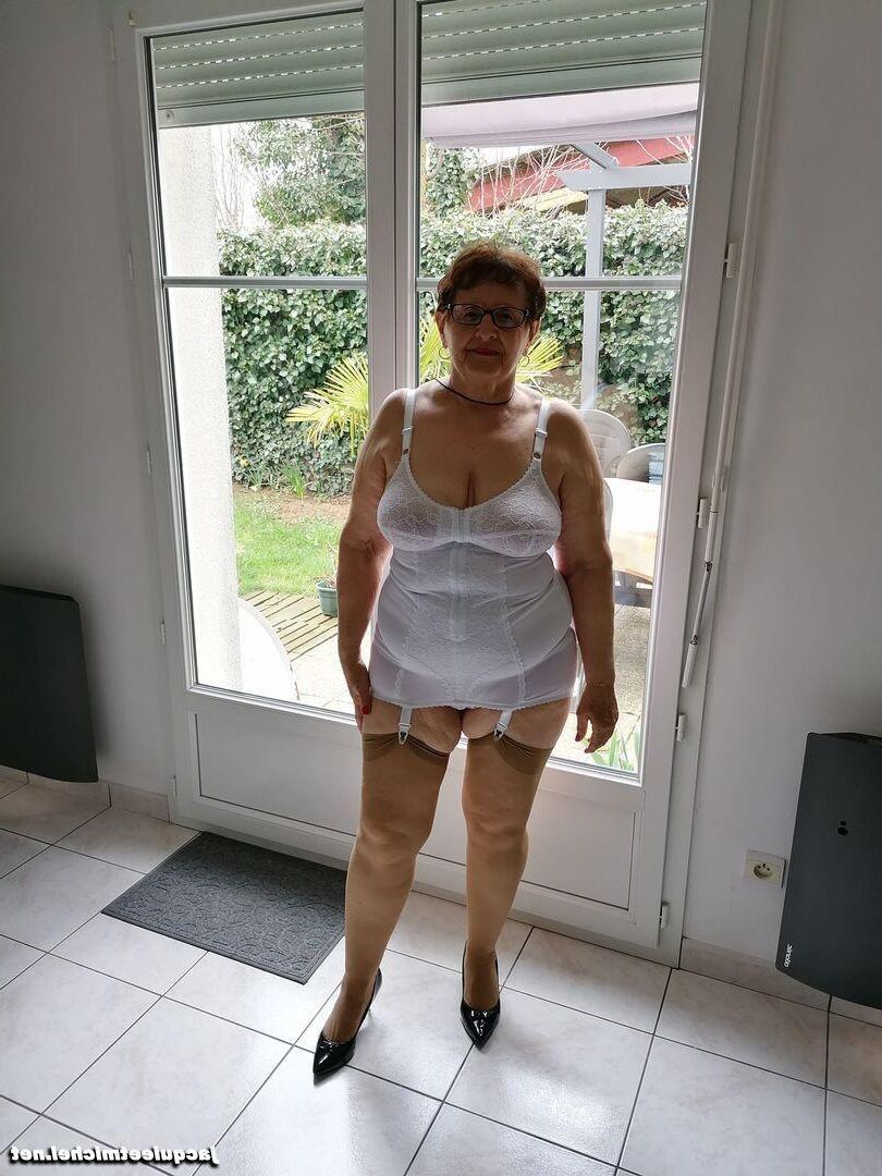 Geniet Van Deze Oma Laat Je Sperma Maar Lekker Spuiten