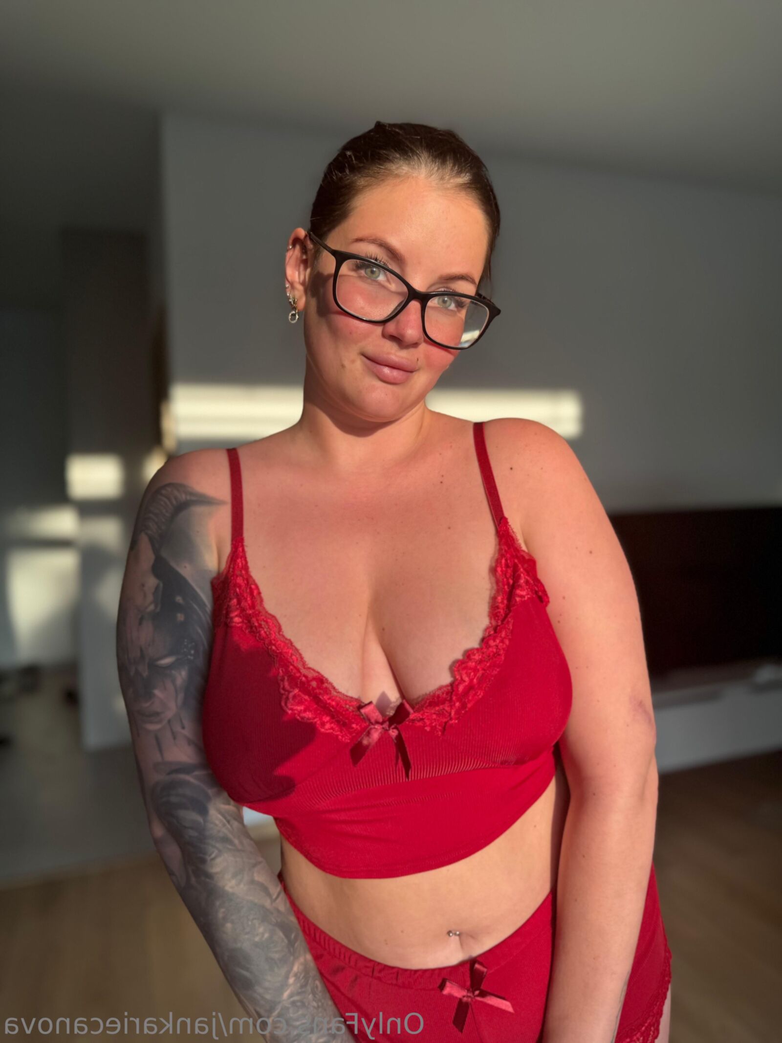 Janka Sexy Curvy Beauty Brunette Girl com Glasse Hot Shots
