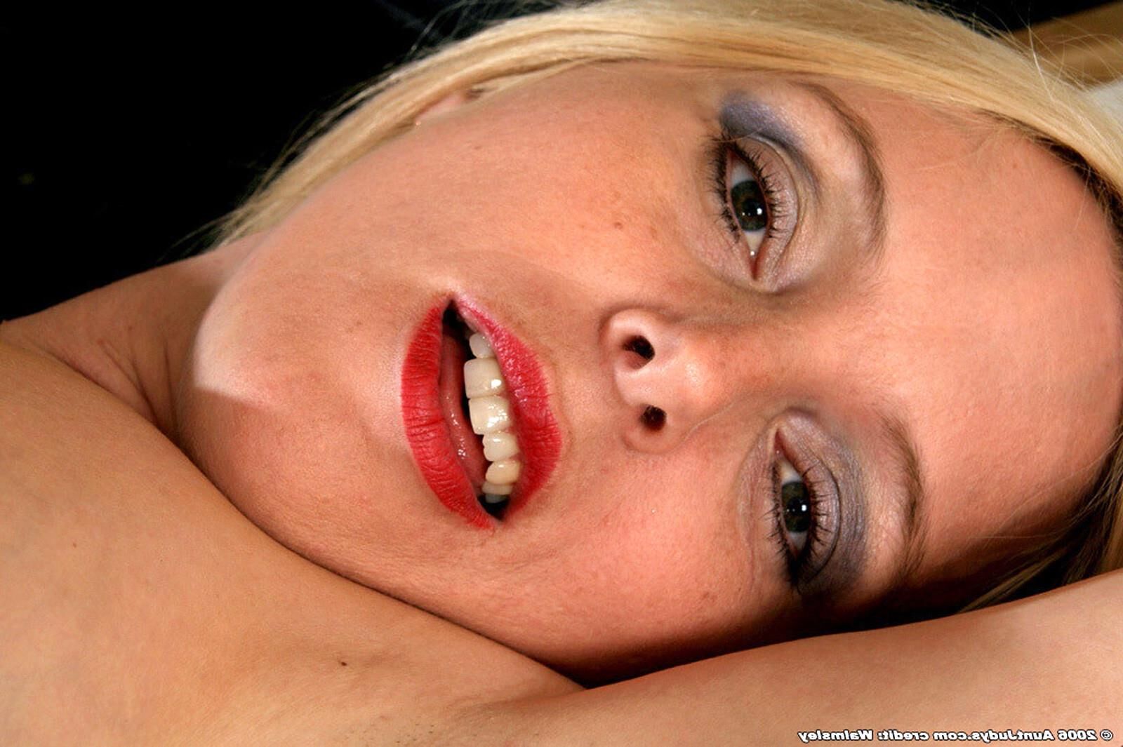 Lucy Gresty Hot Madure British Blonde calafrios na cozinha