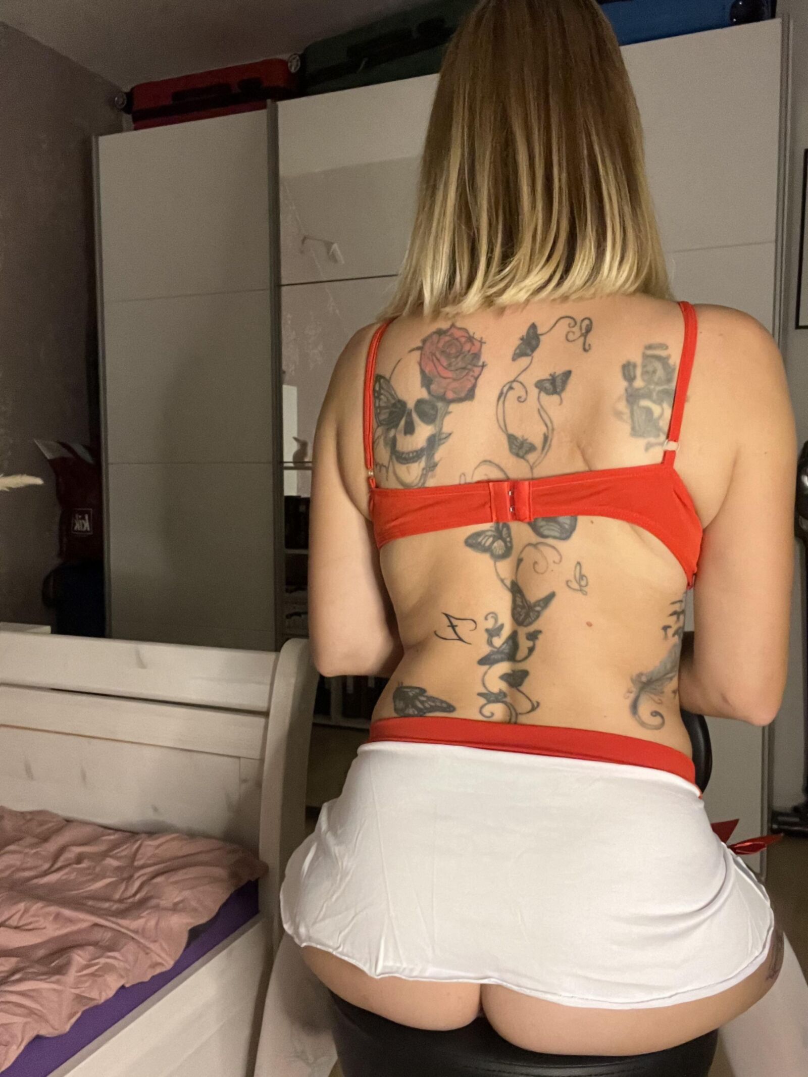 Bonito tatuaje milf