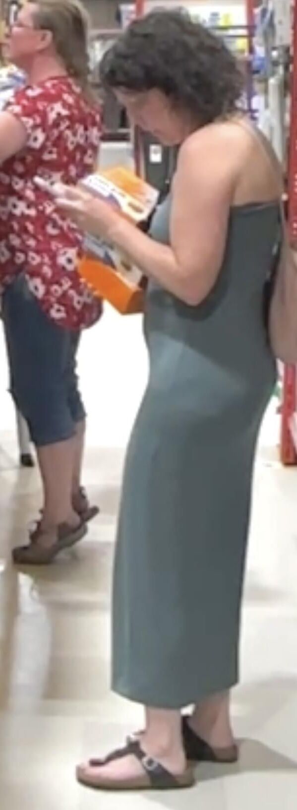 MILF ass shopping