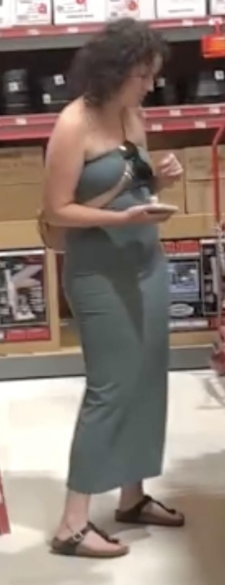MILF ass shopping