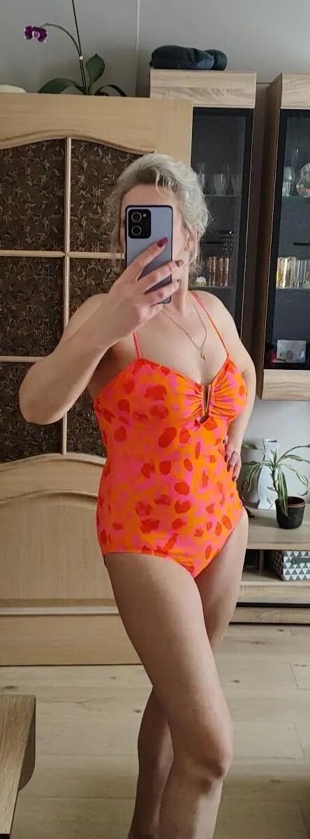 sexy busty mature slut 