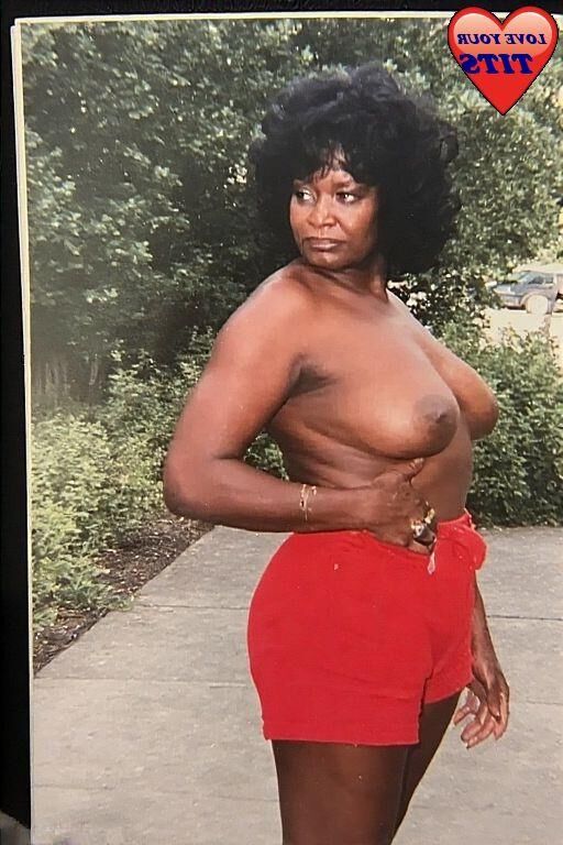 Shorts rouges et seins de chocolat