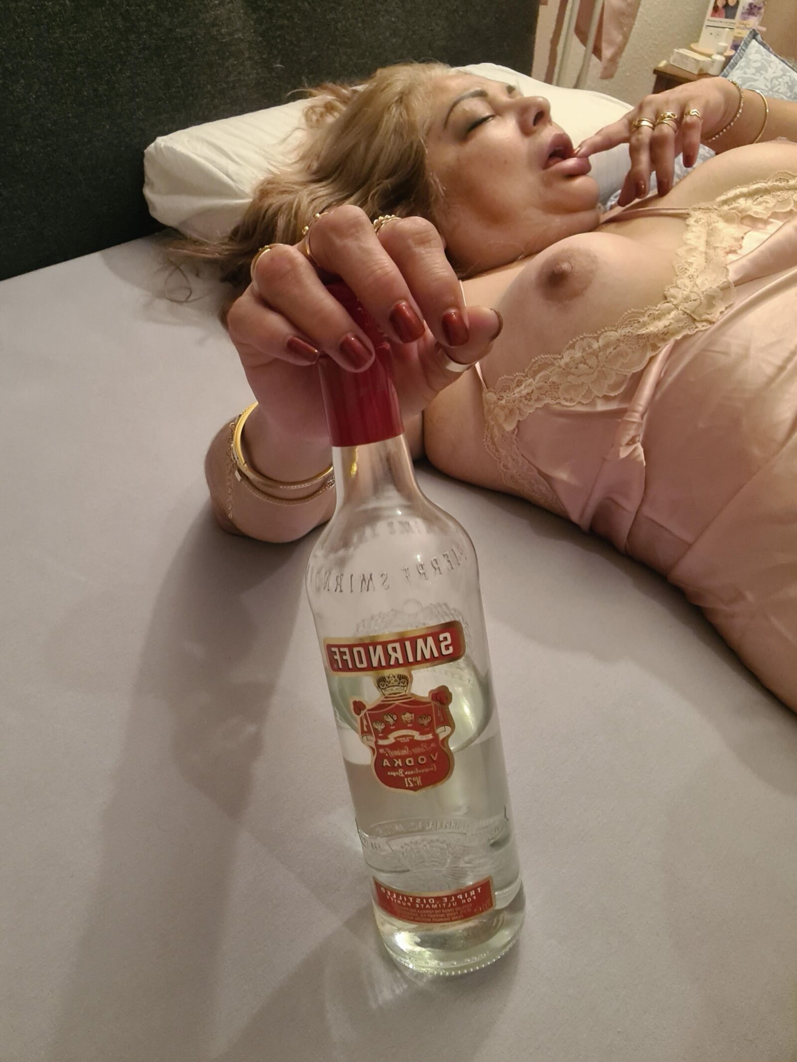 Oh no, mom is drunk again! 