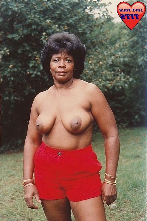 Shorts rouges et seins de chocolat
