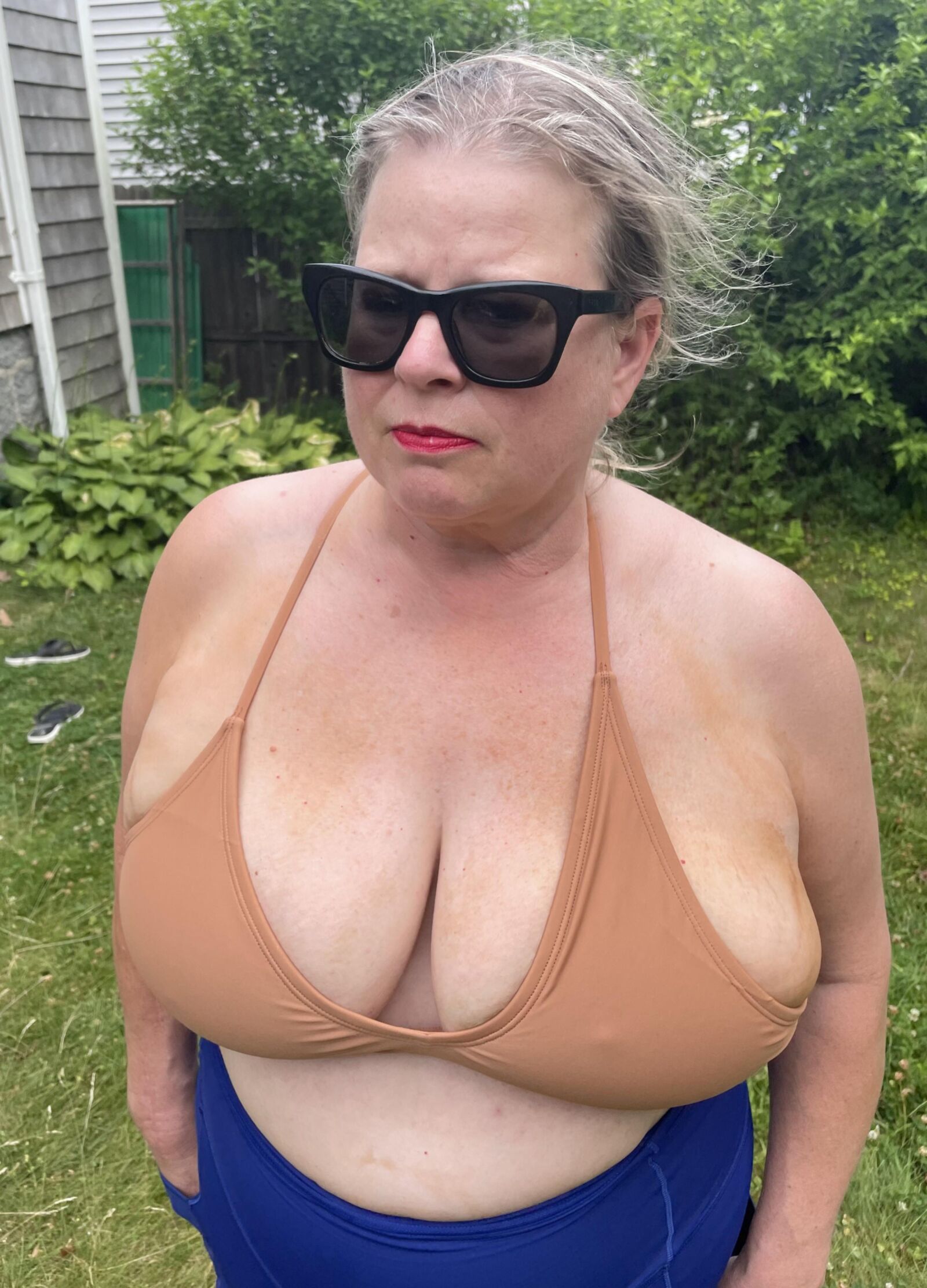 biquíni marrom