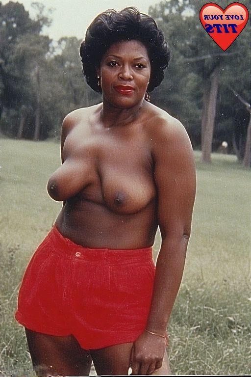 Shorts rouges et seins de chocolat