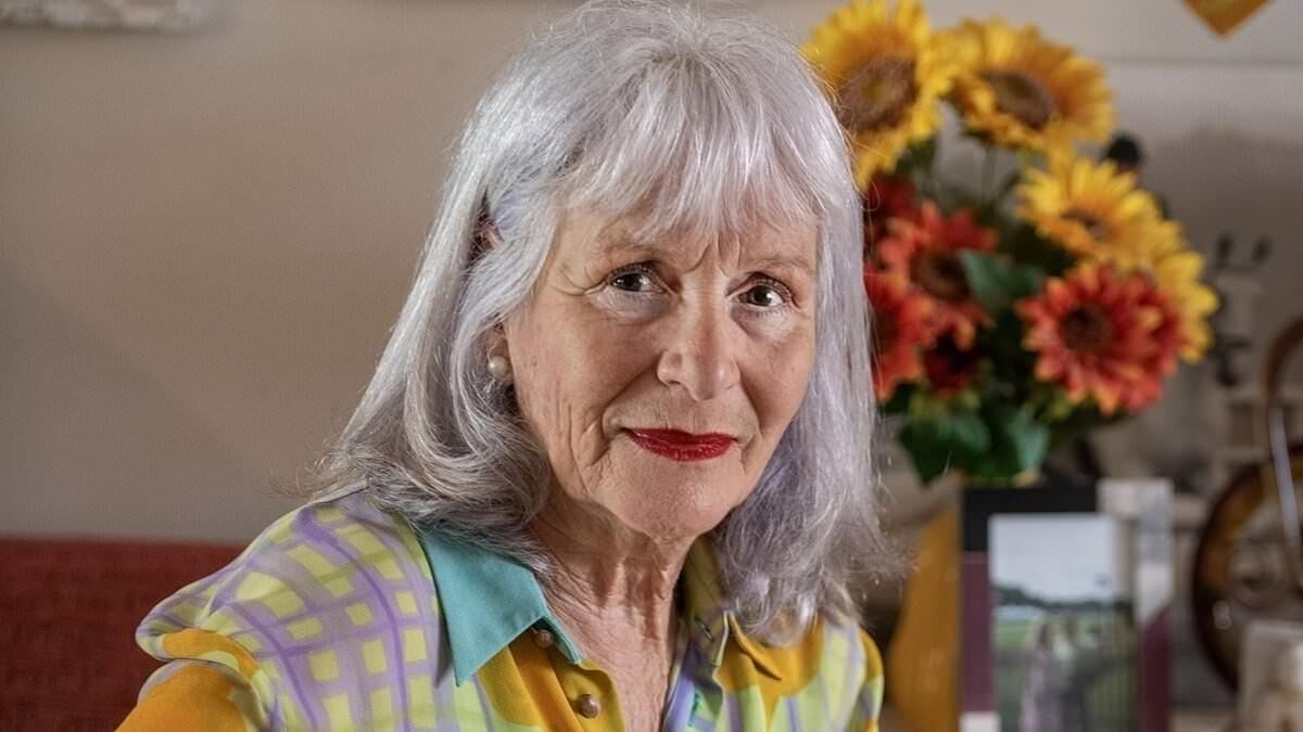  Sexy old ladies with red lipstick 