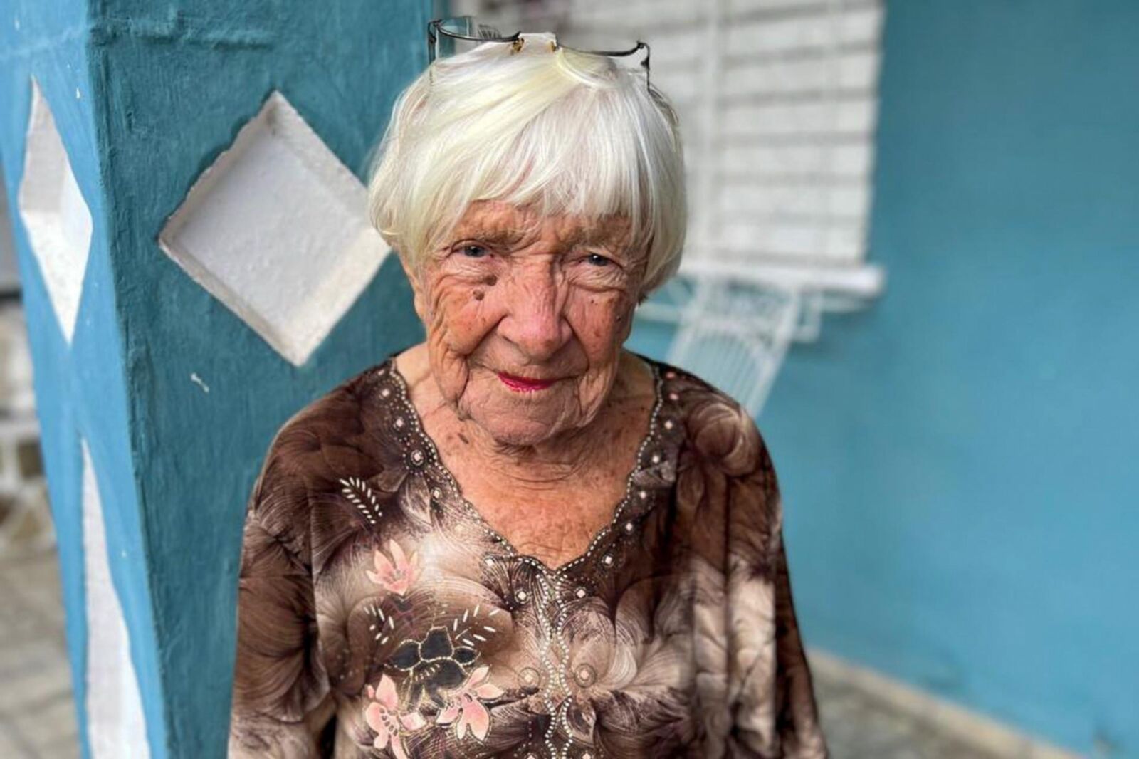  Sexy old ladies with red lipstick 