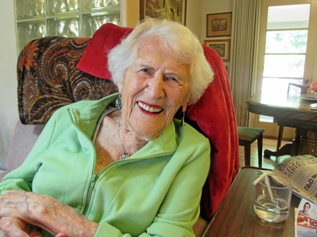  Sexy old ladies with red lipstick 