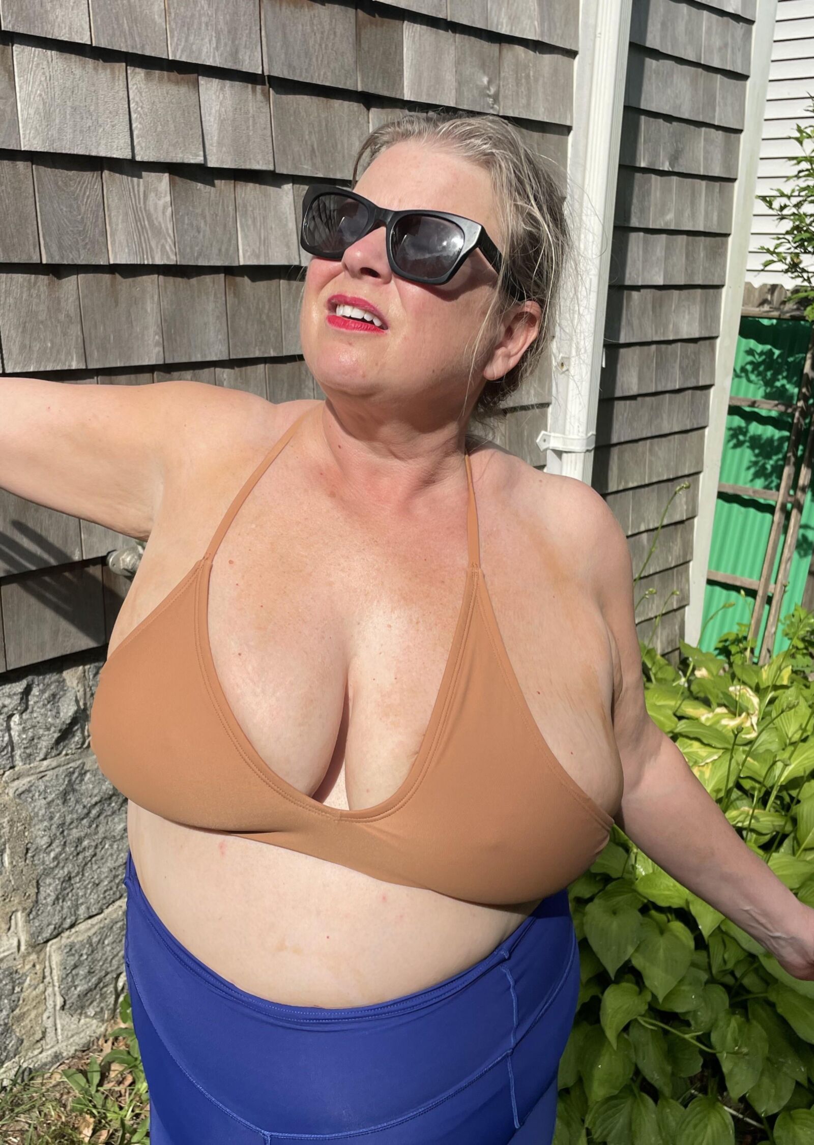 biquíni marrom