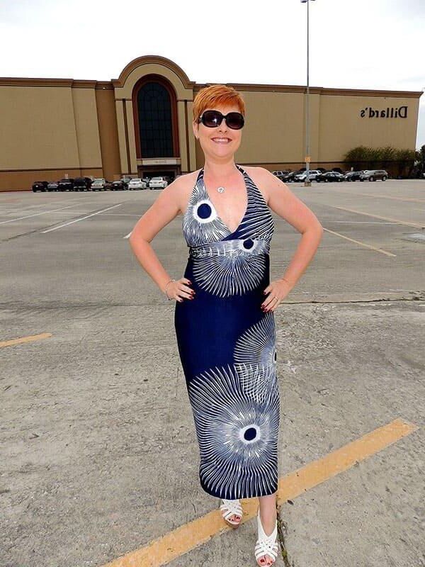 Elegant milf make striptease in shoping center
