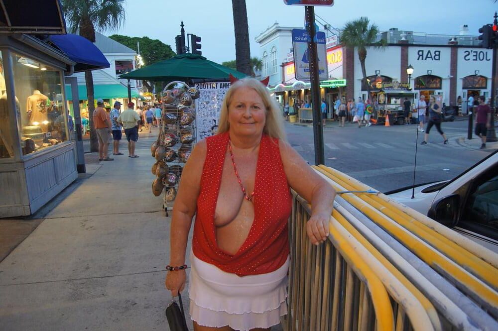 Hey mom, show me one tit! 
