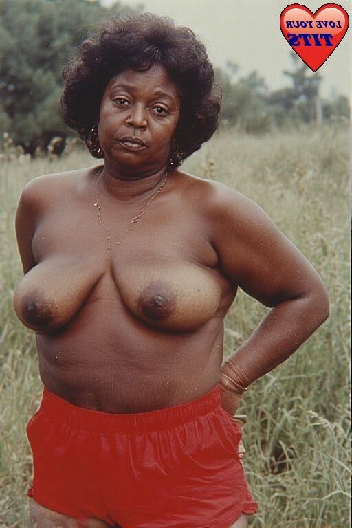 Shorts rouges et seins de chocolat