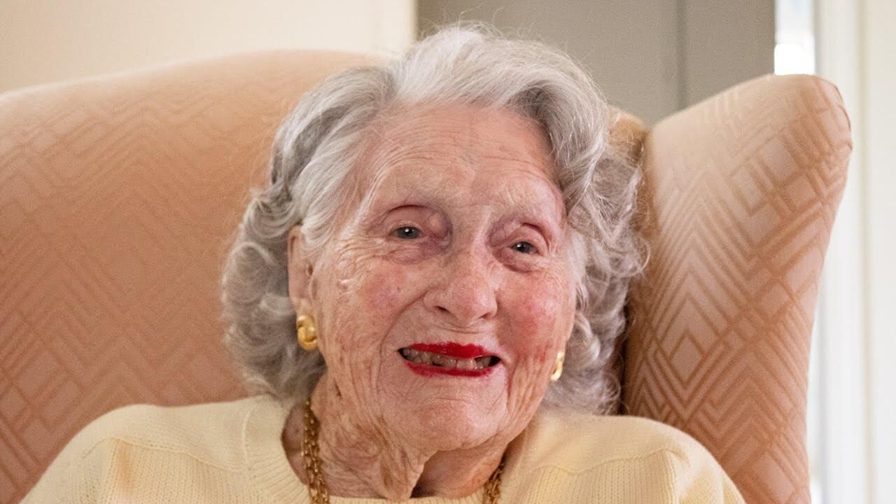  Sexy old ladies with red lipstick 