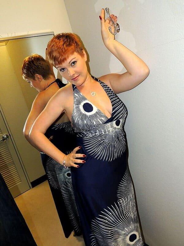 Elegant milf make striptease in shoping center