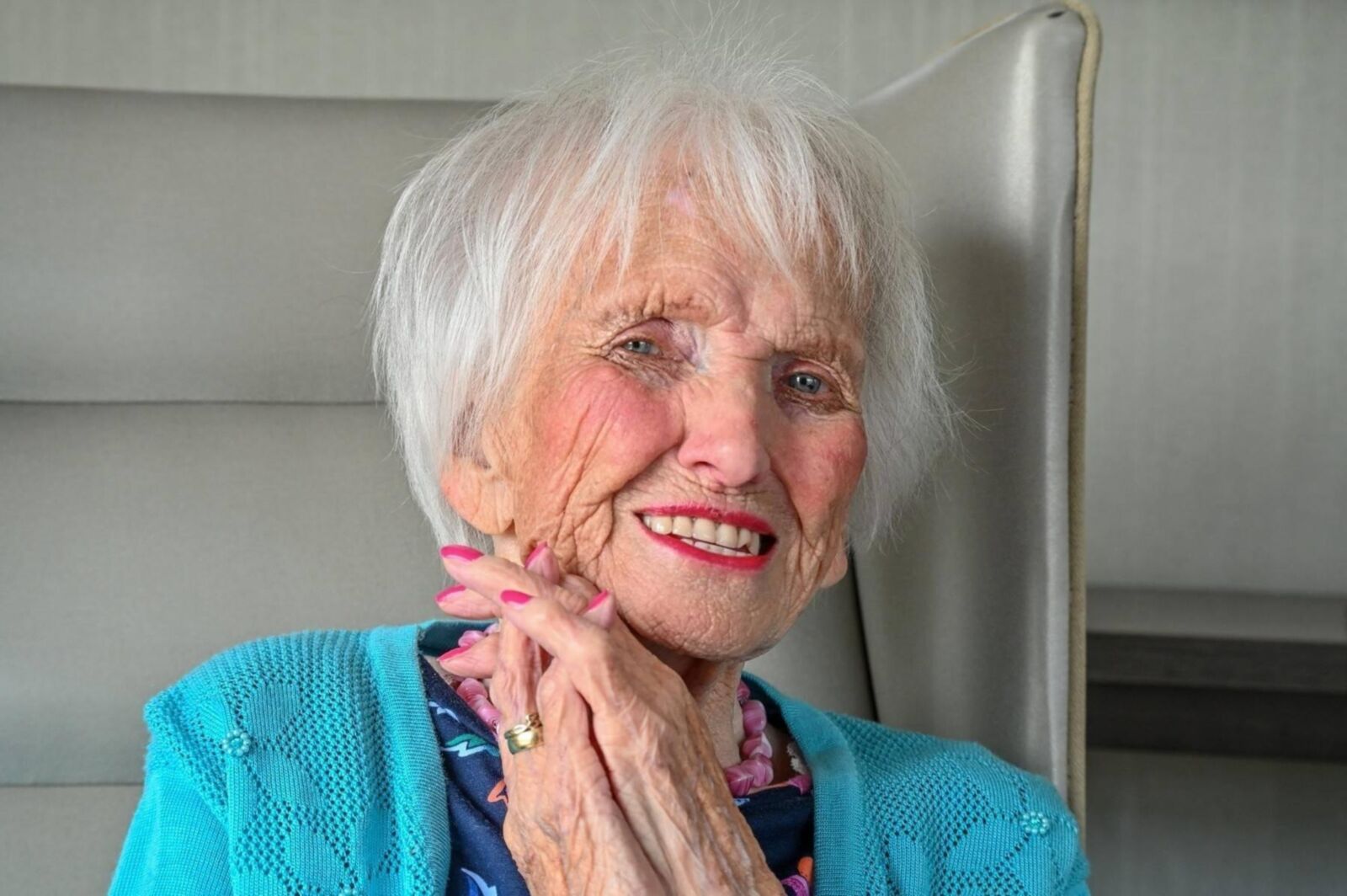  Sexy old ladies with red lipstick 