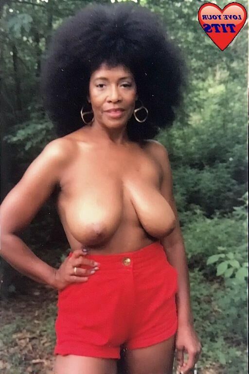 Shorts rouges et seins de chocolat