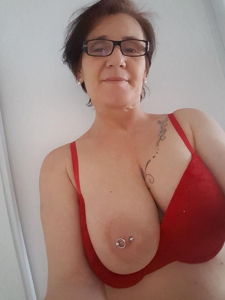 Hey mom, show me one tit! 