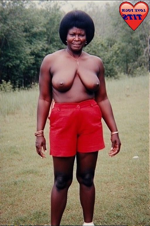 Shorts rouges et seins de chocolat