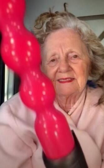 Sexy old ladies with red lipstick 