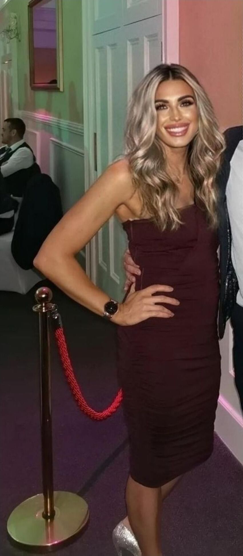 ¡Posh Blonde MILF necesita enseñar es solo una luz humana!