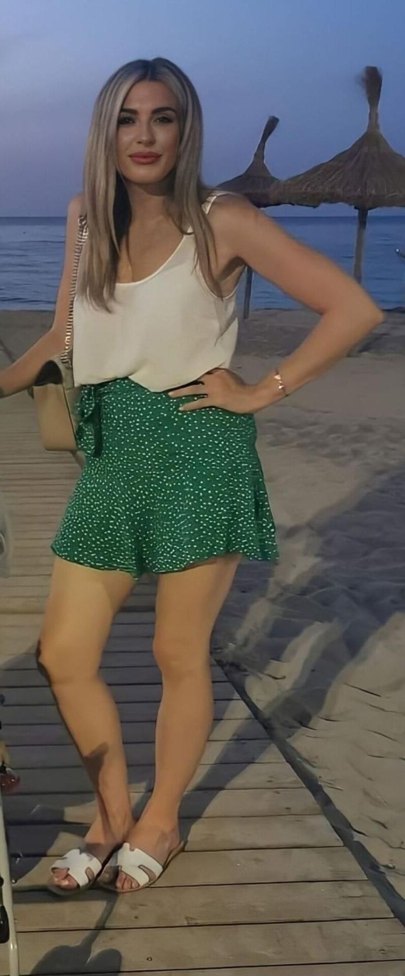 ¡Posh Blonde MILF necesita enseñar es solo una luz humana!