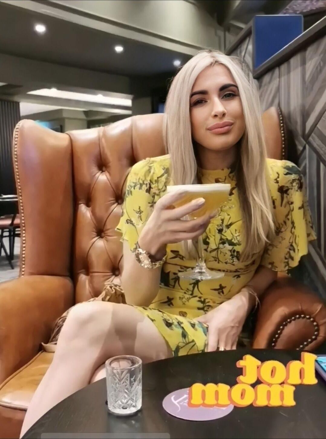 ¡Posh Blonde MILF necesita enseñar es solo una luz humana!