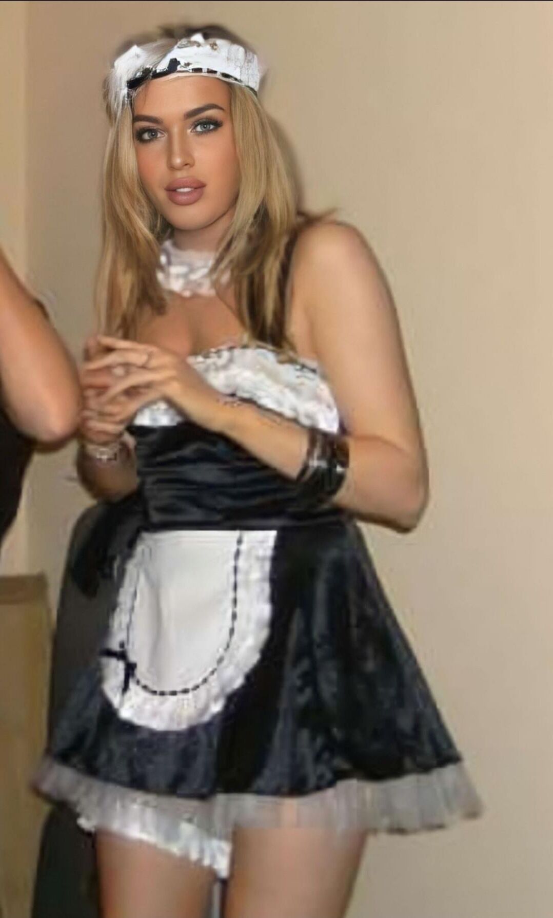 ¡Posh Blonde MILF necesita enseñar es solo una luz humana!