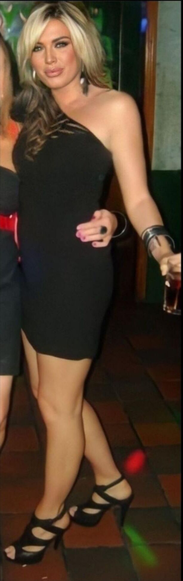 ¡Posh Blonde MILF necesita enseñar es solo una luz humana!