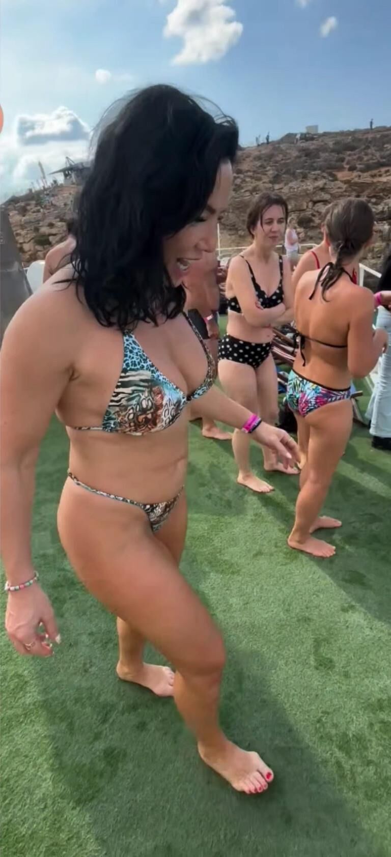 Gilf Ness é perfeita para o brinquedo Gangbang para jovens rapazes