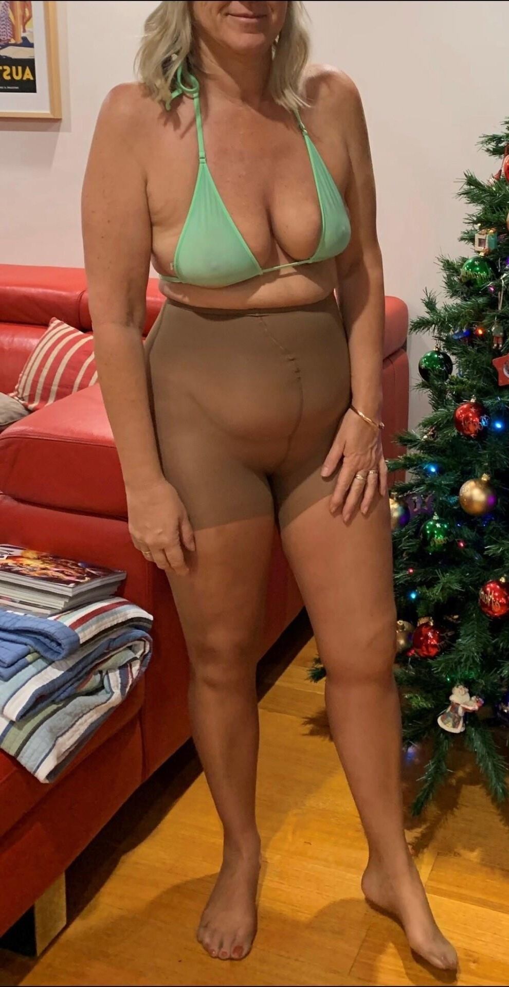Milf Cindy wearing some pantyhose