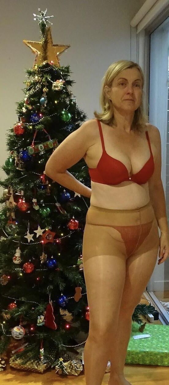 Milf Cindy wearing some pantyhose