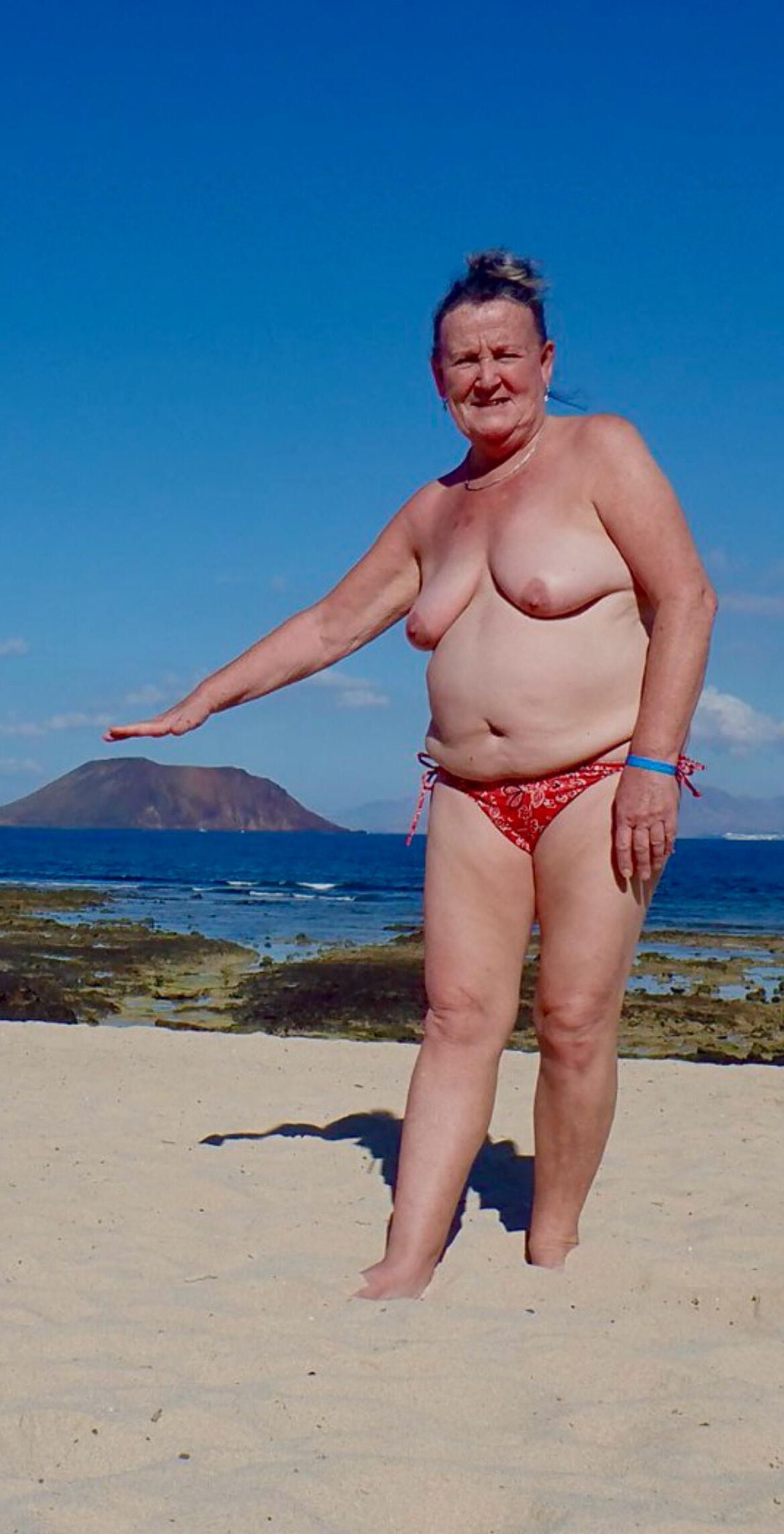 Oma/Reife am Strand ()