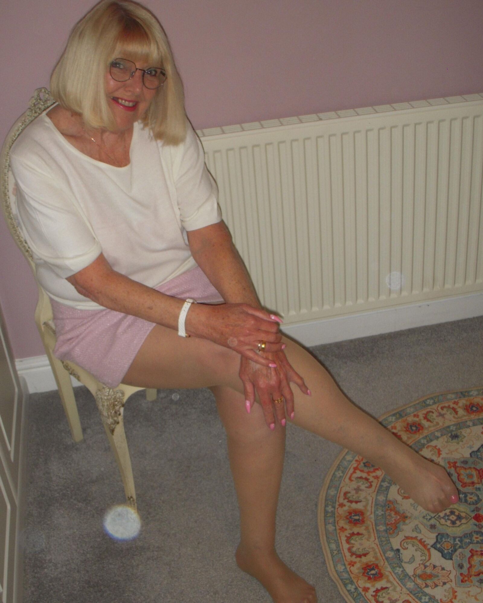 Sexy british GILF Linda with her lipstick on