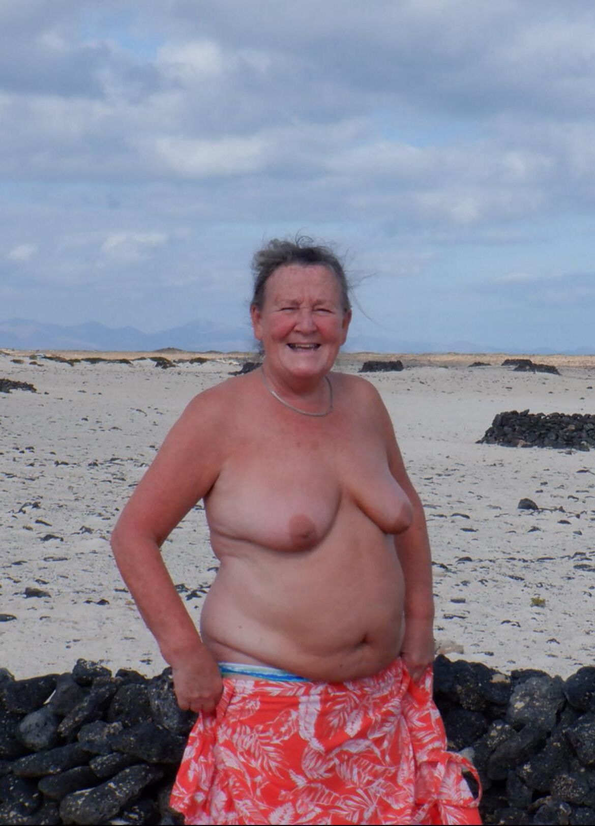 Oma/Reife am Strand ()