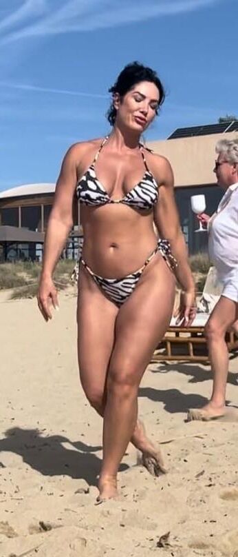 Gilf Ness é perfeita para o brinquedo Gangbang para jovens rapazes