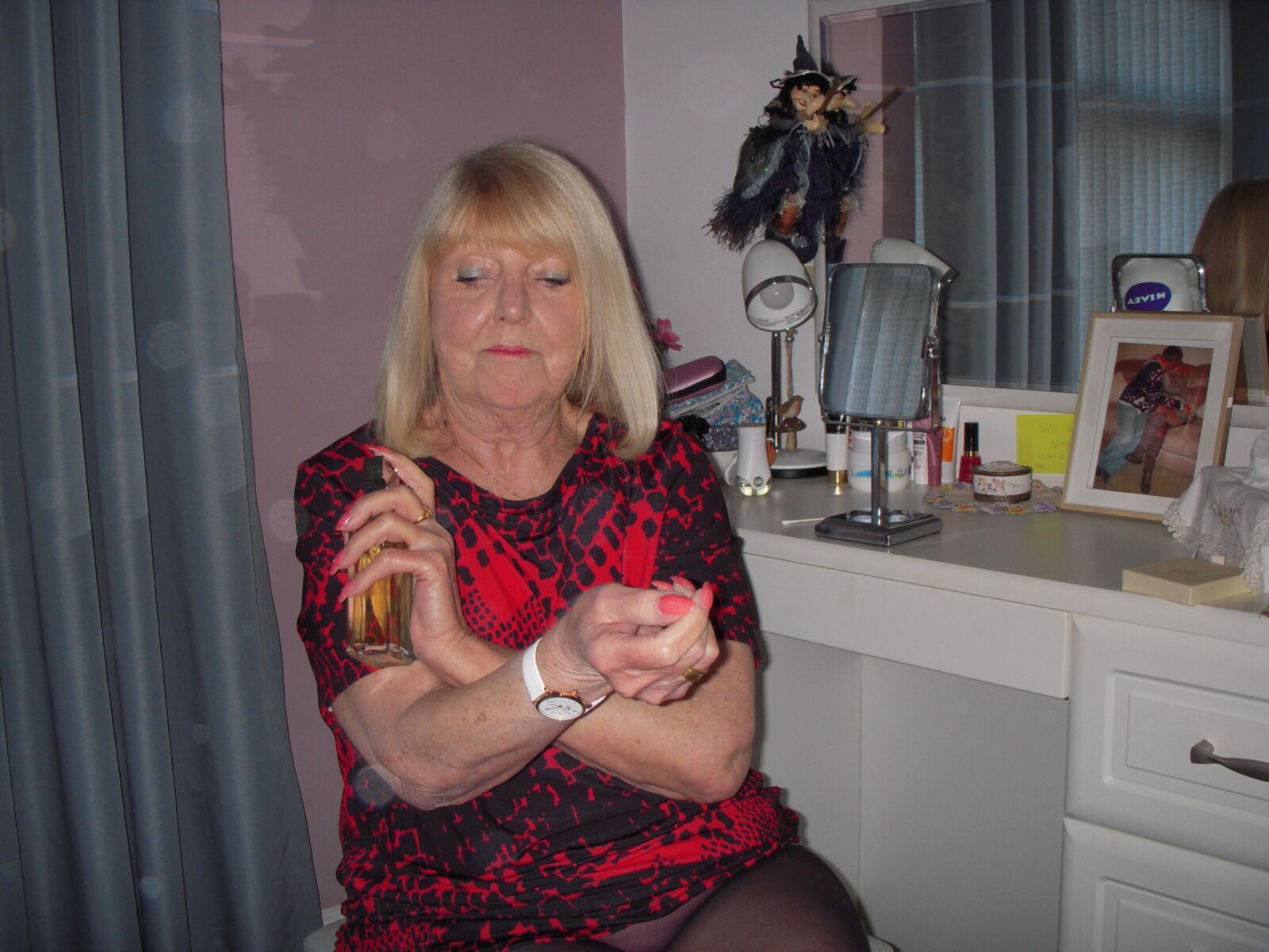 Sexy british GILF Linda with her lipstick on