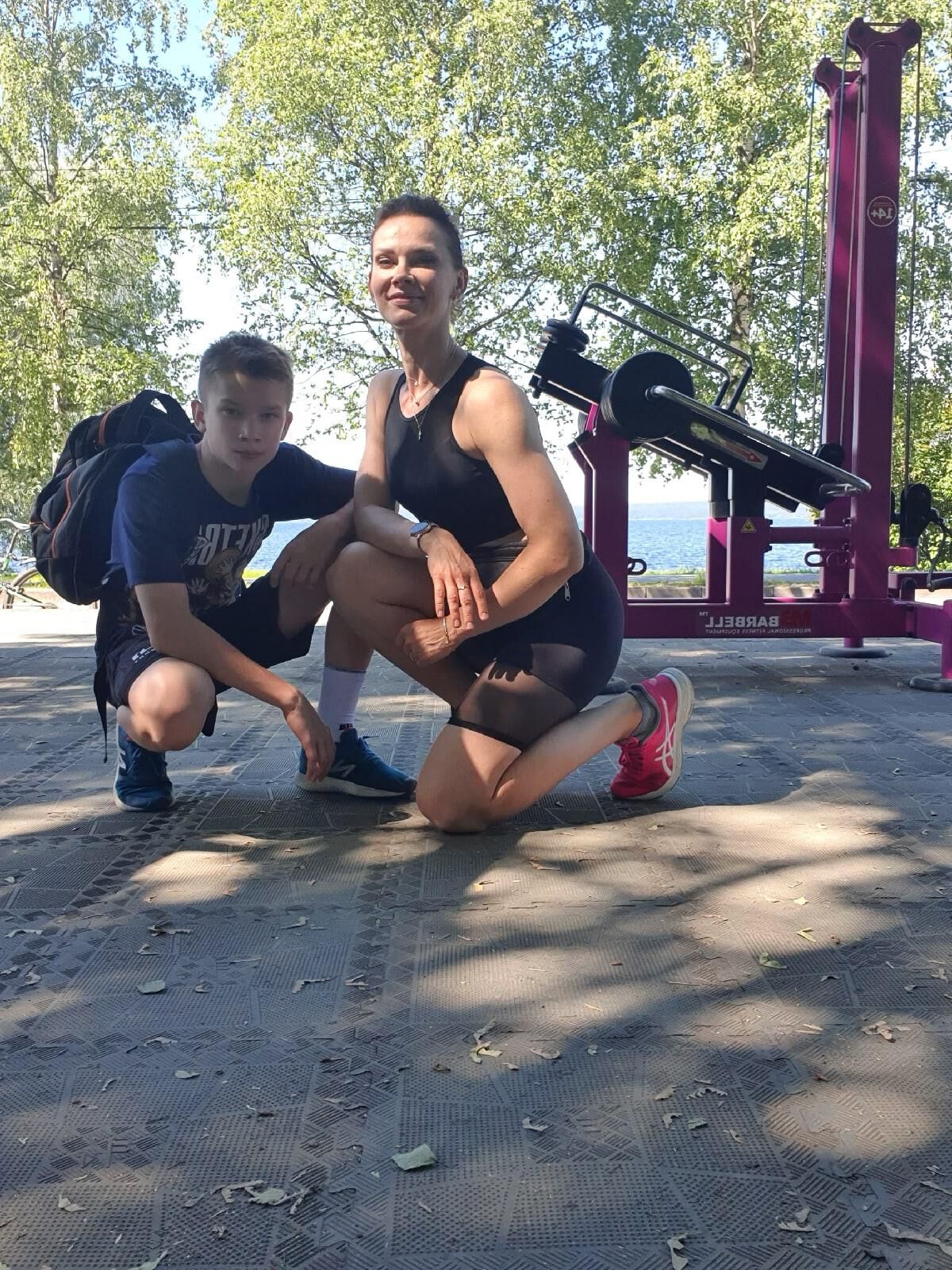 Madre e hijo no desnudos