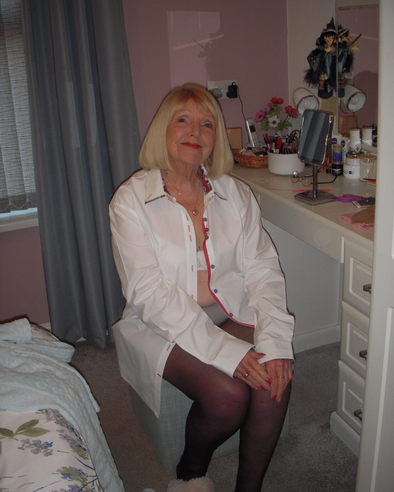 Sexy british GILF Linda with her lipstick on