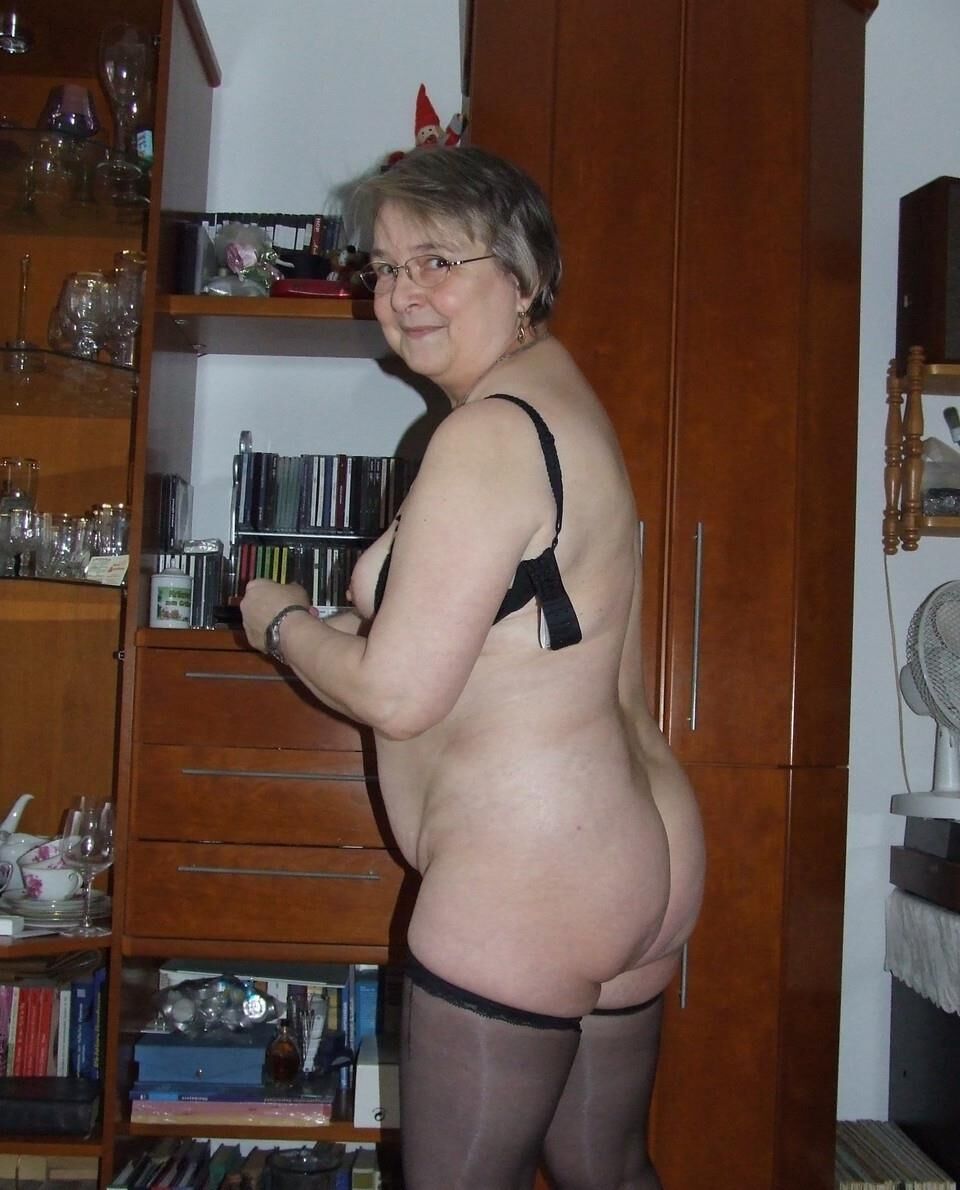 Sybille Magnifique Vieille Truie Avec de Tout Petits Nichons