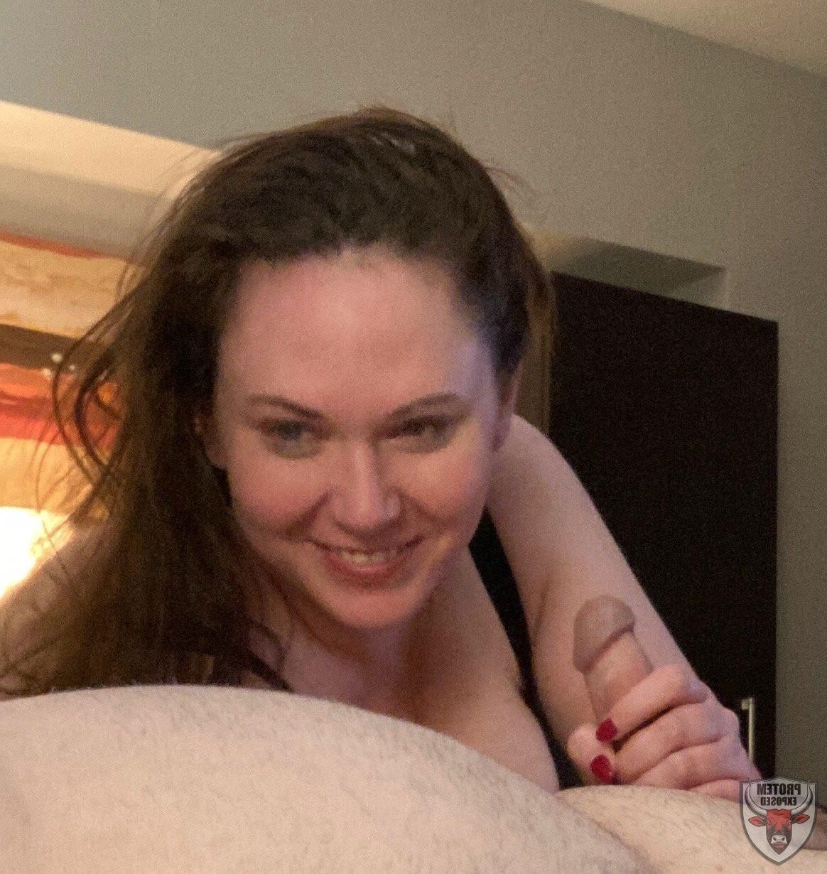 Katie exposta