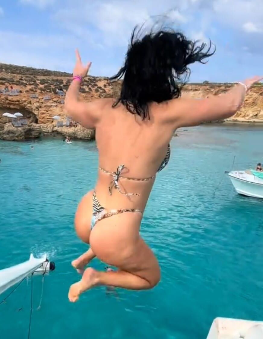 Gilf Ness é perfeita para o brinquedo Gangbang para jovens rapazes