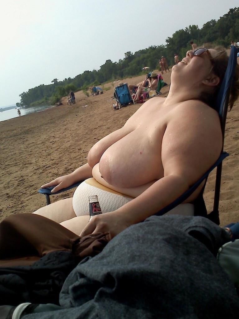 Oma/Reife am Strand ()